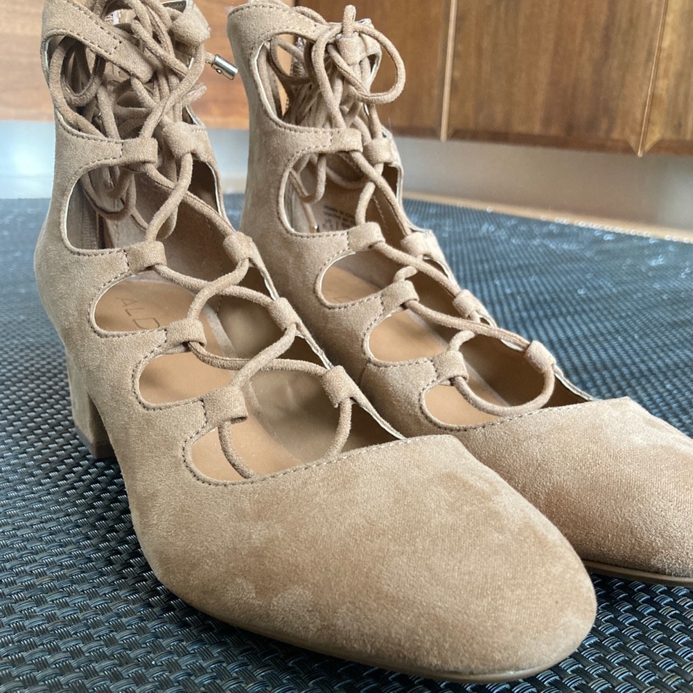 ALDO HEELS
SIZE:6 1/2, HEEL SIZE: 2 INCH 
COLOR: TAN
NEW, NEVER WORN.